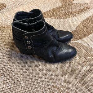 BareTraps Bethany Black Ankle Booties with Button Detail Size 7.5